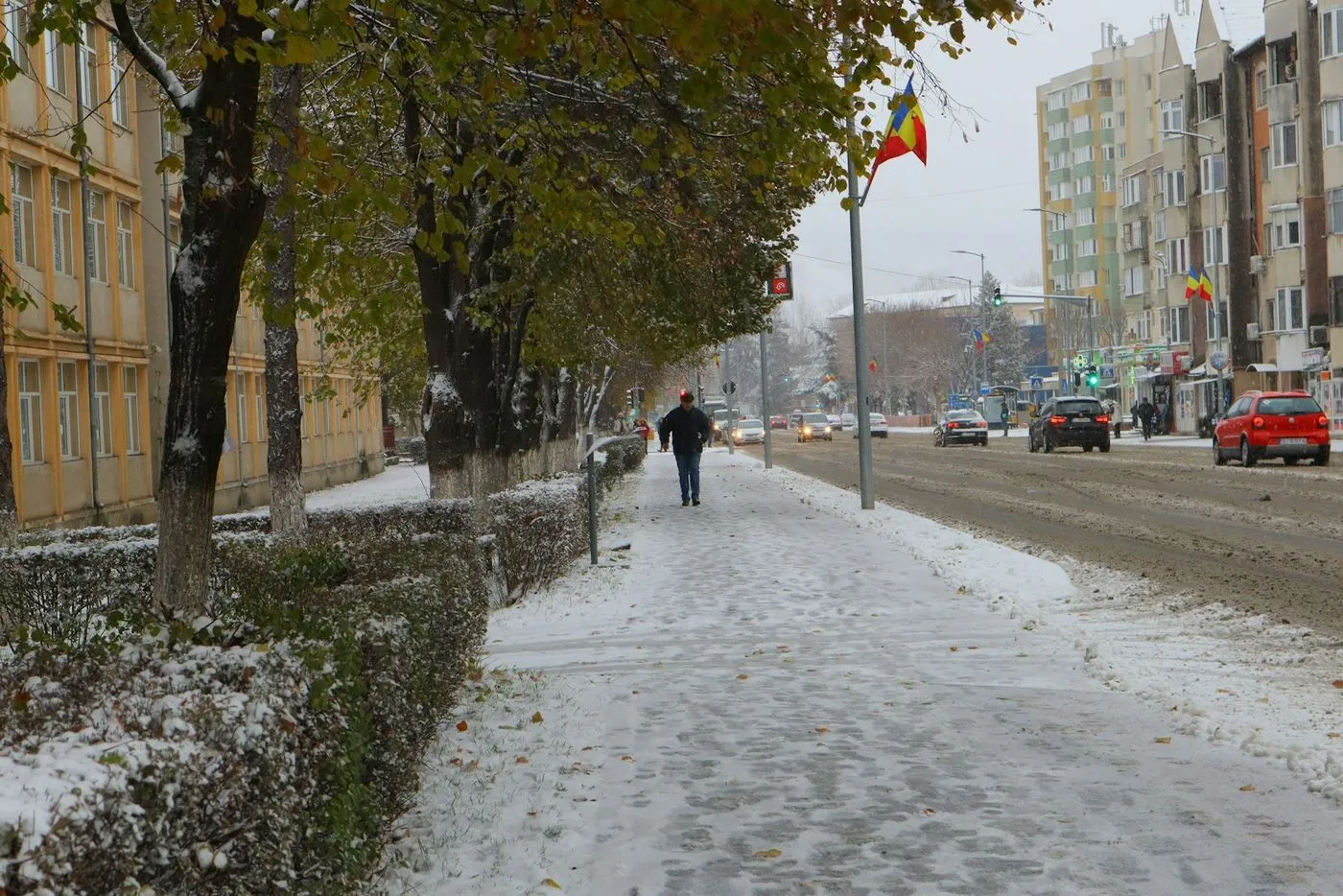 Verschneiter Gehsteig in einer Stadtstraße