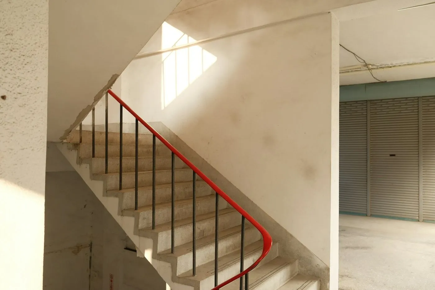 Gereinigtes Stiegenhaus mit rotem Handlauf